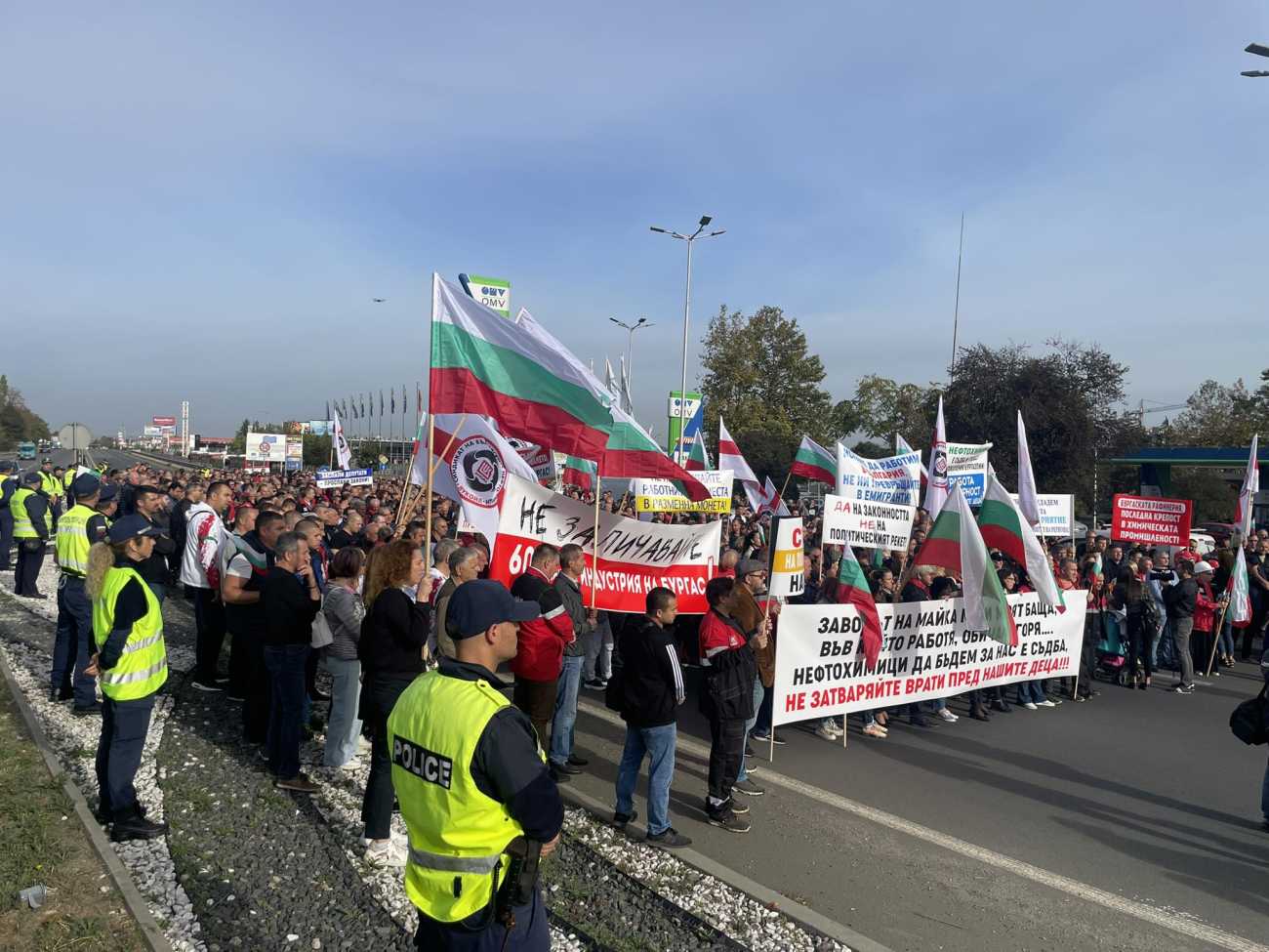 Работещите в рафинерията Лукойл Нефтохим излизат на протест Те затвориха
