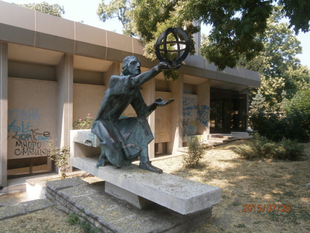 Статуята на Николай Коперник във Варна за пореден път стана