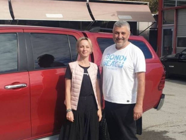 Собственик на автомивка във Варна почисти безвъзмездно автомобилите на украинските