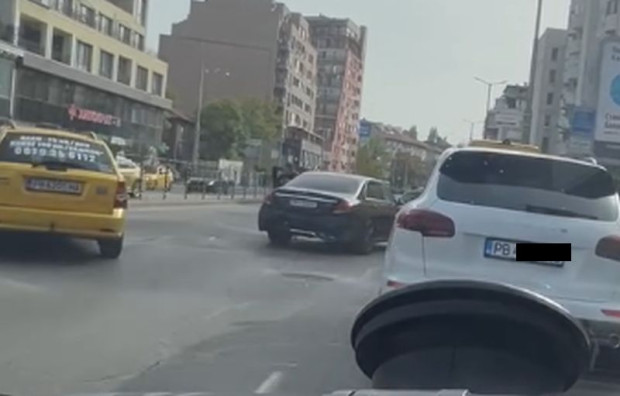 Такси и мерцедес са се сблъскали преди моста на Герджика