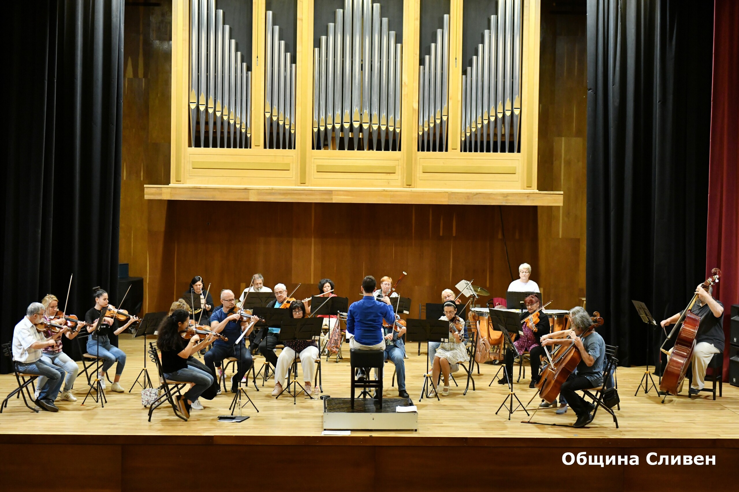Следвайки наложената си линия и почерк Сливенският симфоничен оркестър подготвя
