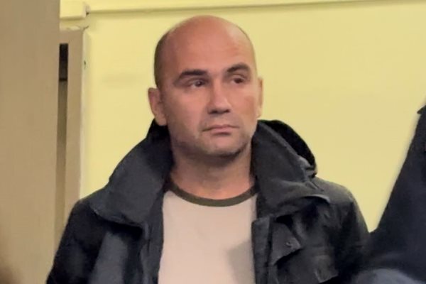 Пред Пловдивския окръжен съд застана известният фотограф Димитър Дардов обвинен