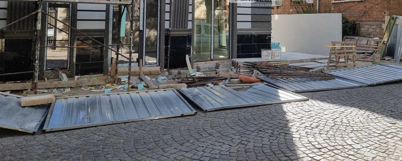 Строителна ограда от новостроящ се обект в Пловдив е паднала Към