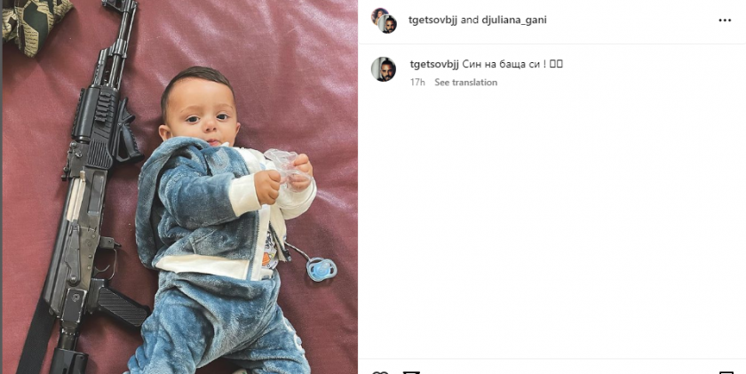 Джулиана Гани снима сина си Кай въоръжен с автомат Калашников