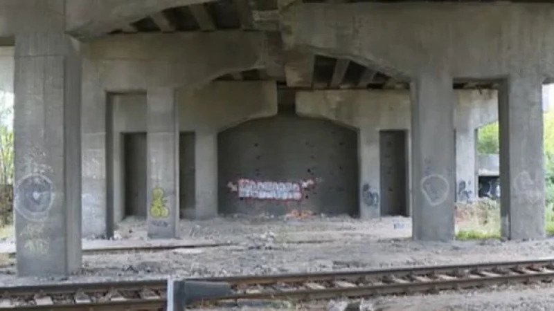 Падащи бетонни късове застрашават влаковете които минават под Карловския надлез