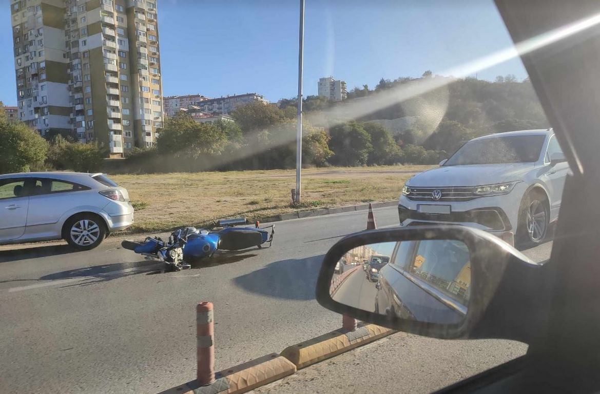 Катастрофа с моторист се е случила тази сутрин във Варна