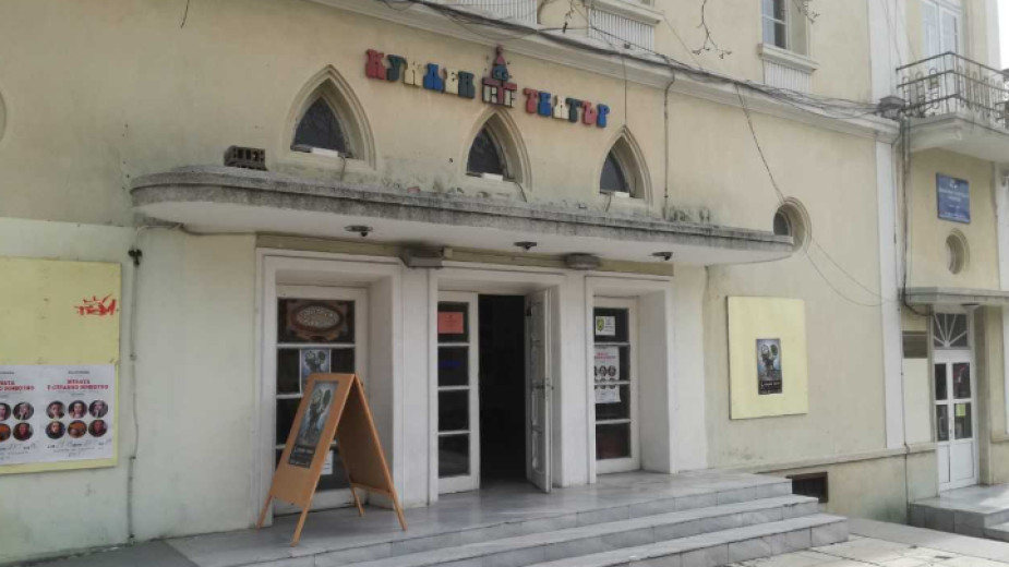 Паркингът зад Държавния куклен театър в Сливен предстои да бъде
