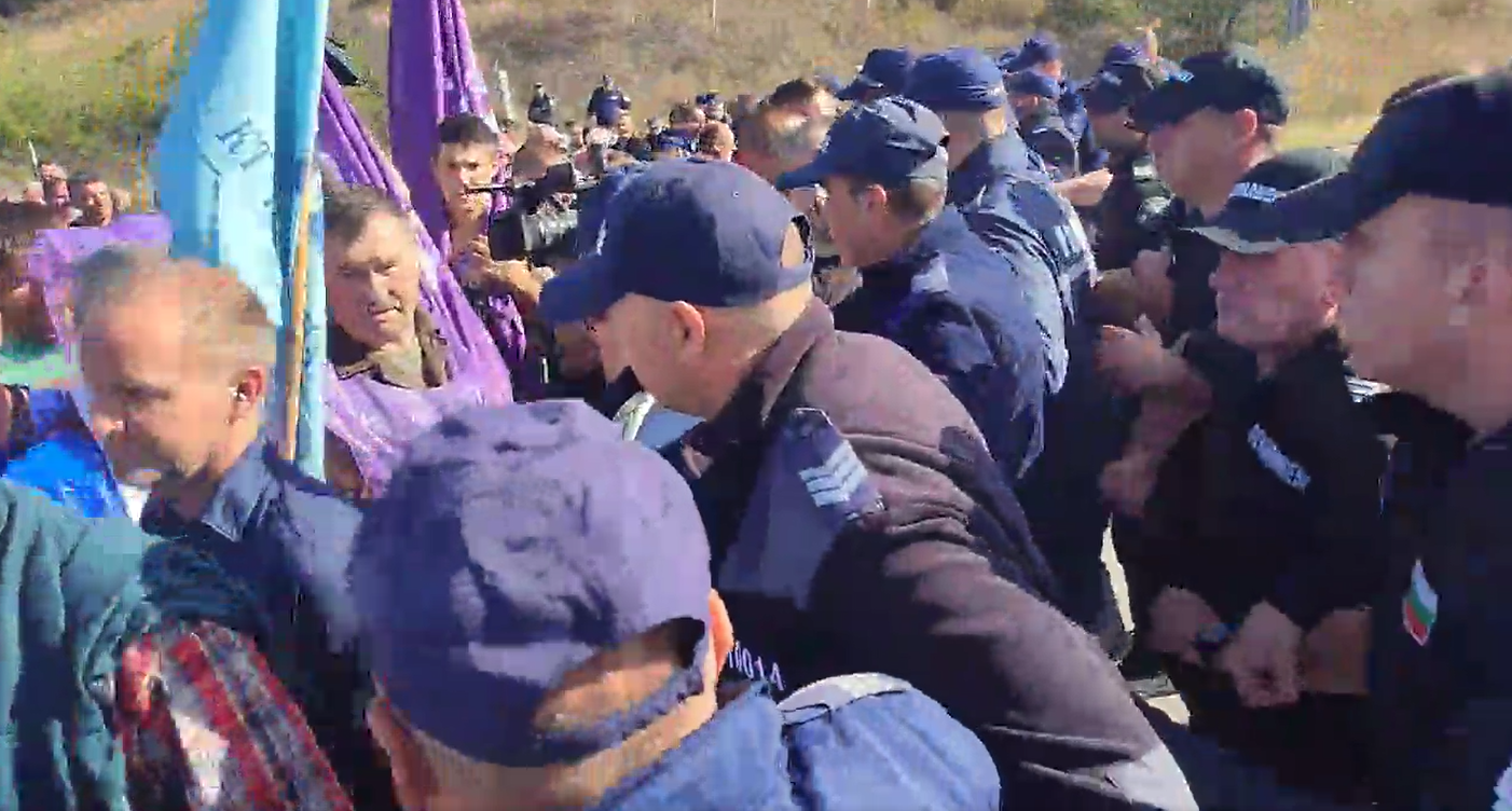 Сблъсъци между протестиращи полиция жандармерия и отряда за борба с