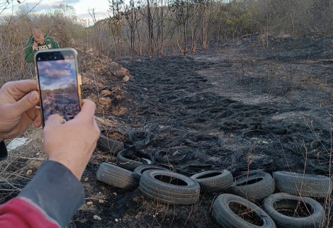 Пожар на сметище за автомобилни гуми вдигна на край огнеборците