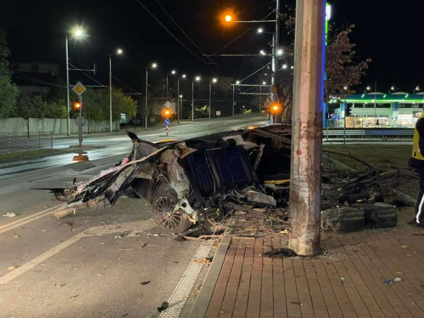 Млад шофьор с мерцедес е самокатастрофирал тази нощ на бул Кукленско