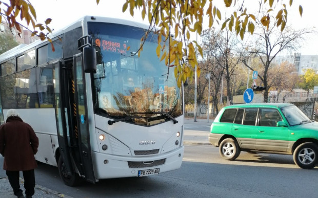Шофьор на автобус на градския транспорт блъсна тийнейджър на пешеходна