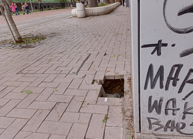 Опасна дупка се отвори край важно училище във Варна Тя