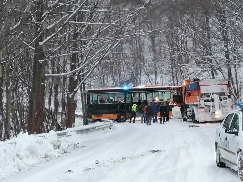 Аварирал автобус затруднява движението през прохода Петрохан съобщават от Агенция