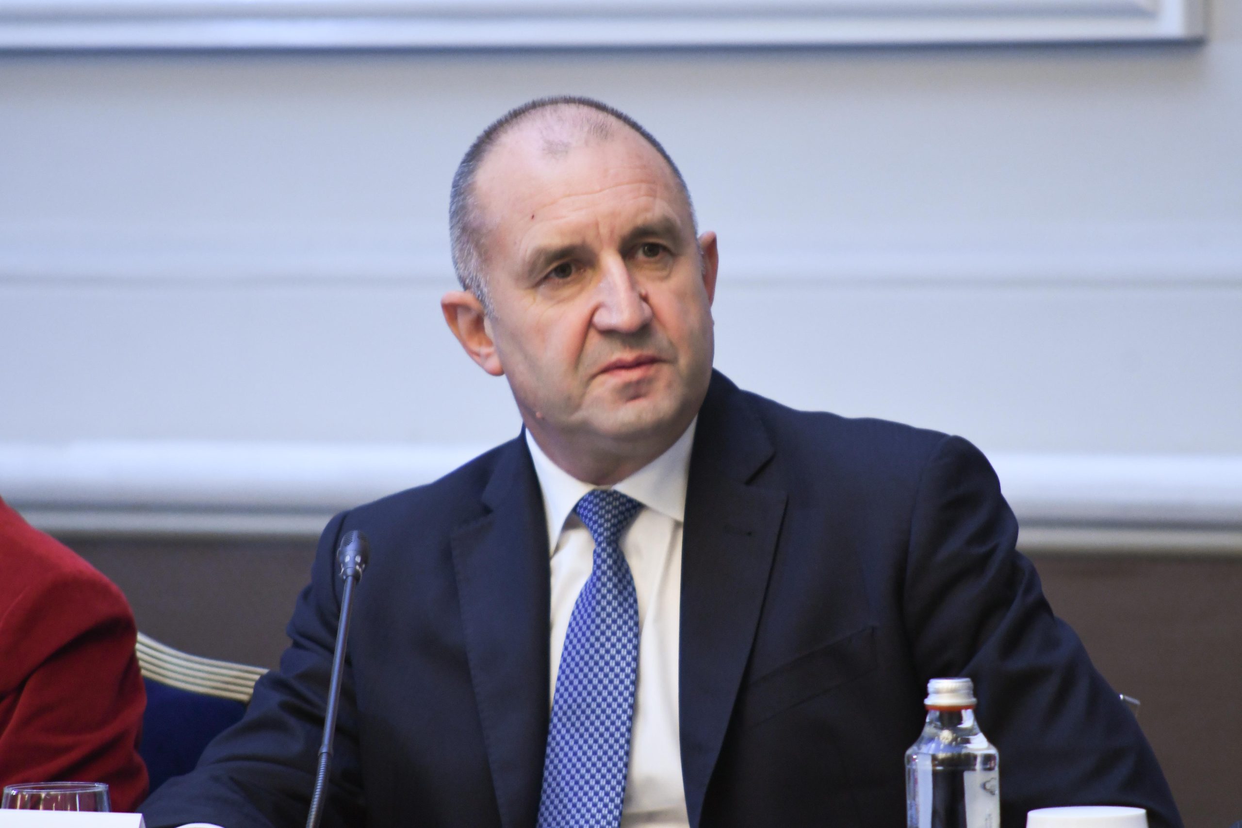 Президентът Румен Радев агитира за инвестиции в Лукойл“. Скандален клип