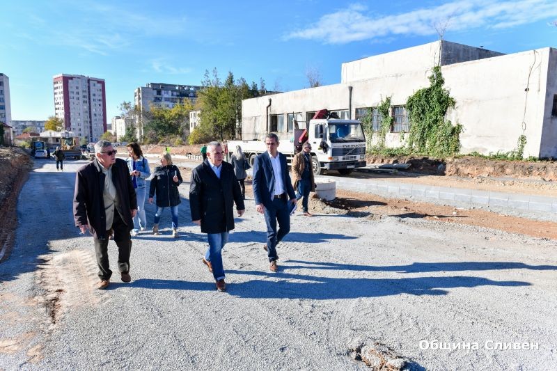 Напредва изграждането на новата улица между булевардите Бургаско шосе и