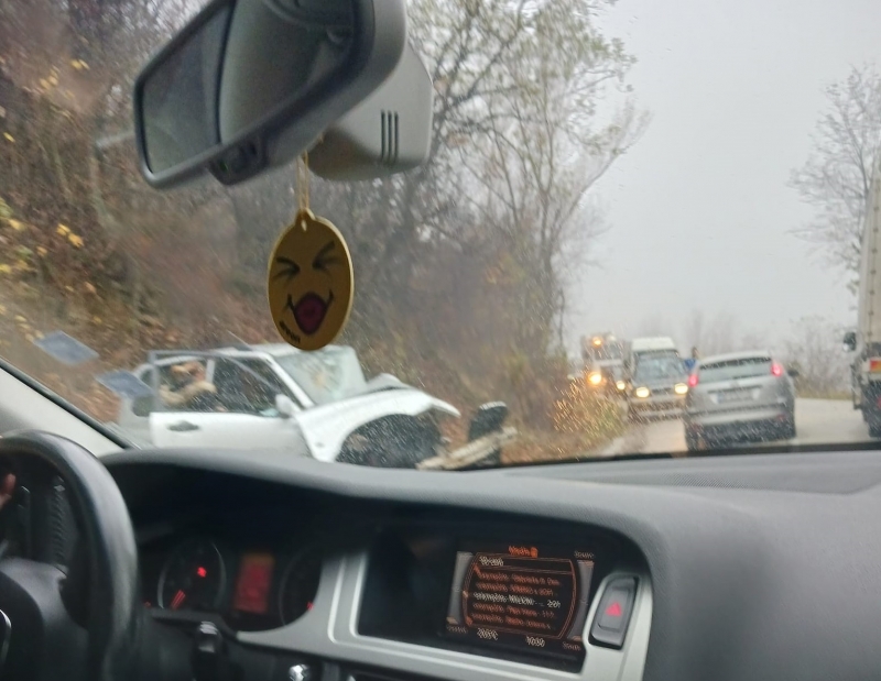 Катастрофа затруднява движението по пътя от Враца към София съобщава