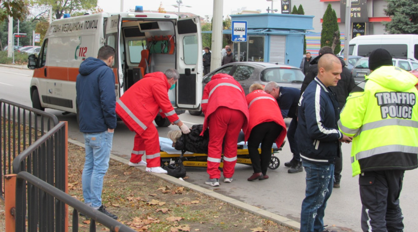 62 годишната жена която бе блъсната от лек автомобил на бул Липник