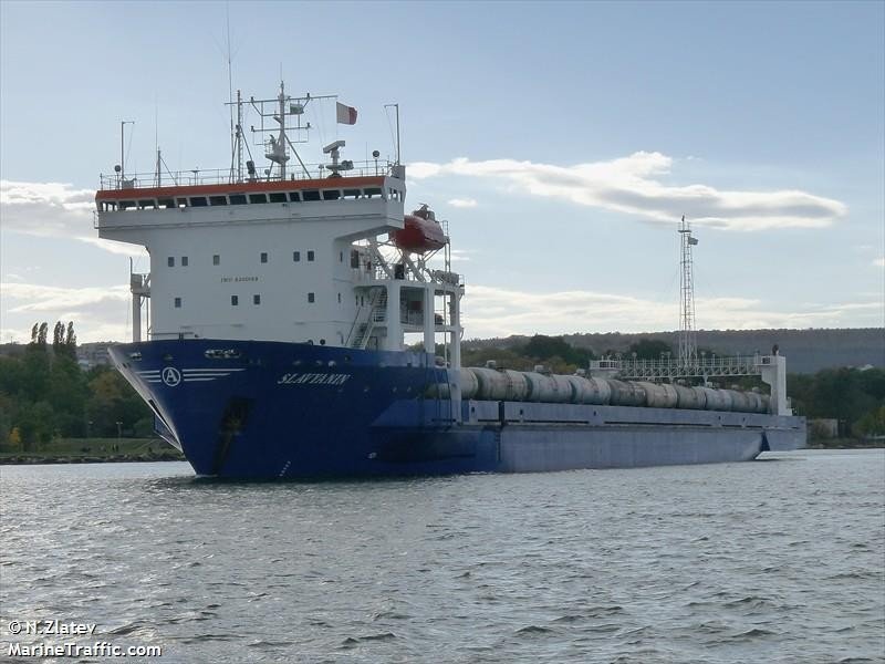 Фериботът Славянин“ се е сблъскал с друг плавателен съд източно