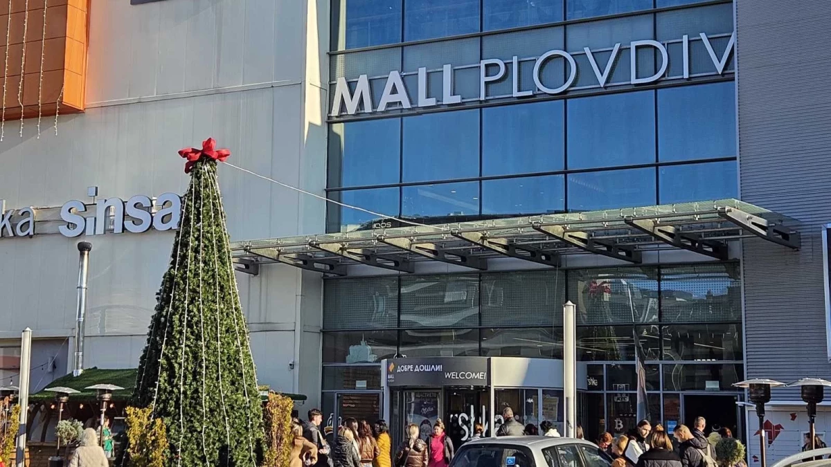 Нещо гори в мола в Смирненски Всички посетители са евакуирани