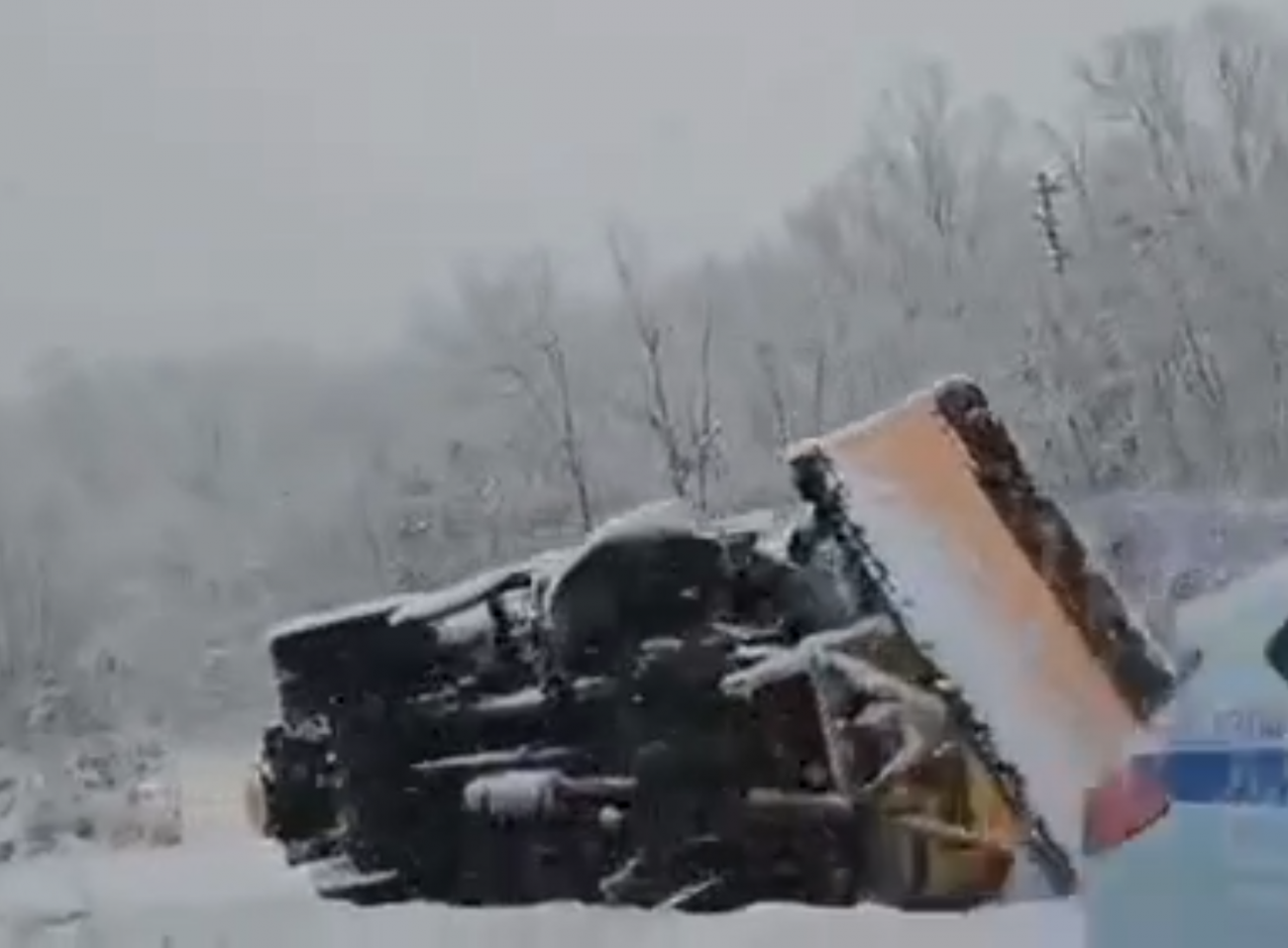Камион се преобърна на пътя за Малко Търново заради снега