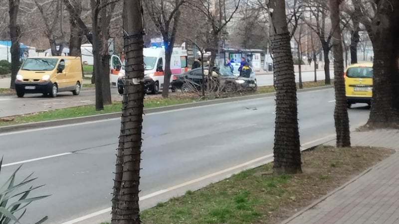 Катастрофа е станала тази сутрин в центъра на Варна пред