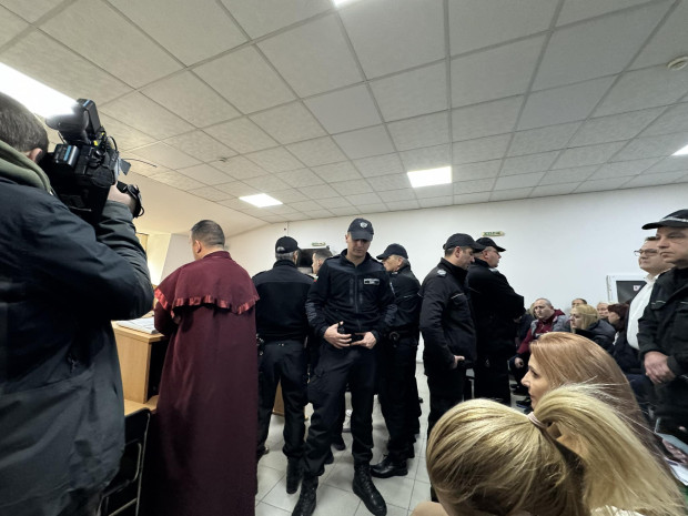 Викове убийци огласиха пловдивския съд и съпровождаха доведените в съдебната