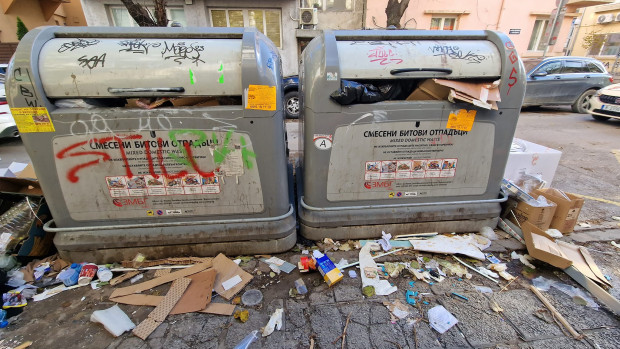 Това са снимки на контейнерите за боклук на бул Сливница
