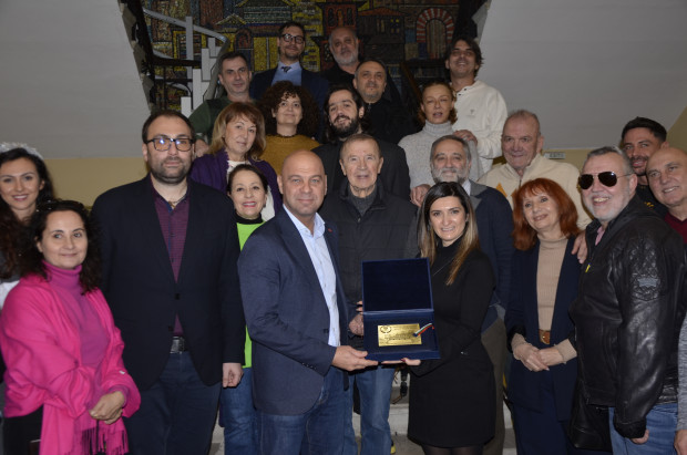 Кметът Костадин Димитров посрещна творческия екип създал спектакъла Коприна на