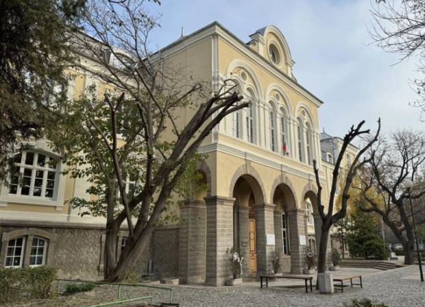 Ремонтът на Хуманитарната гимназия в Пловдив ще продължи през следващата