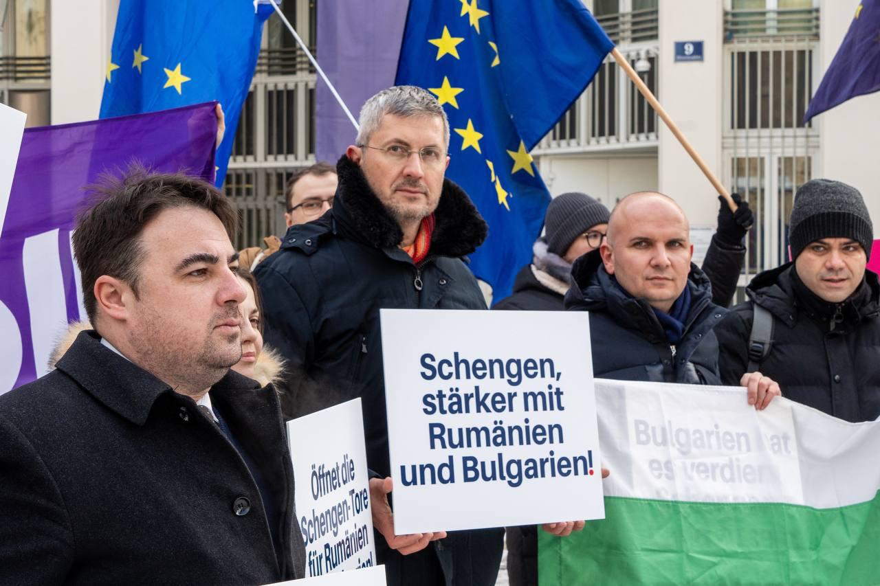 Български румънски и австрийски политици излязоха на протест пред Министерството