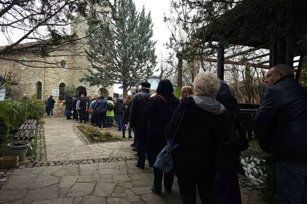 Стотици се струпаха в храм Свето Успение Багородично в кърджалийския