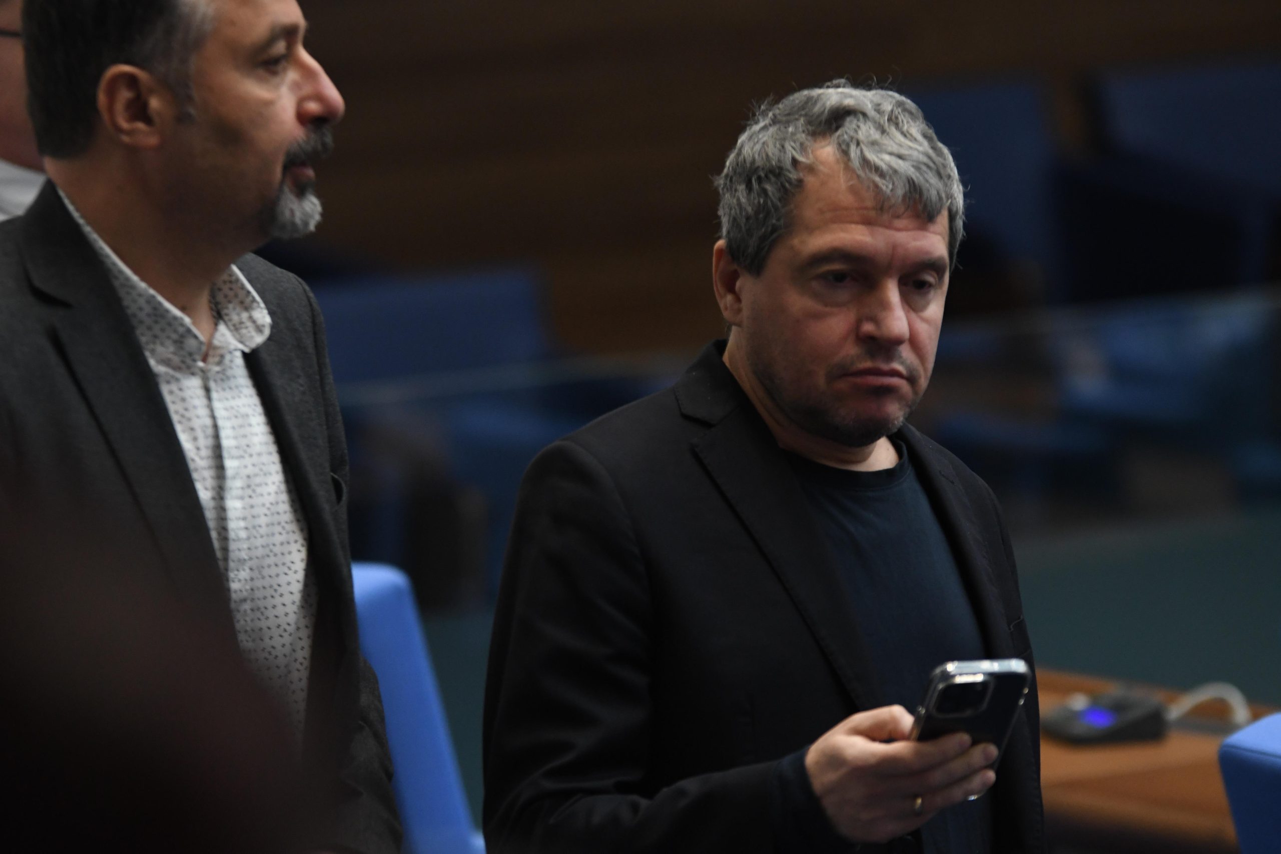 Вчера нямаше напрежение в пленарната зала Асен Василев открадна сви