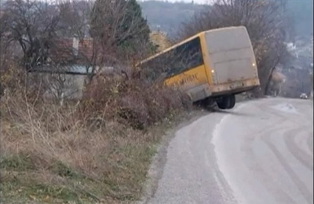 Училищен автобус катастрофира и падна в канавка край пътя Инцидентът