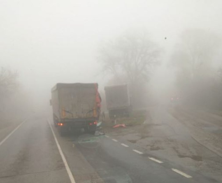 Тежката катастрофа между два камиона затруднява движението по пътя Попово Бяла