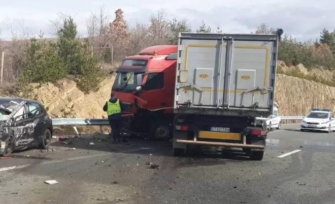 Шофьор предизвика верижна катастрофа във Врачанско и избяга съобщиха от
