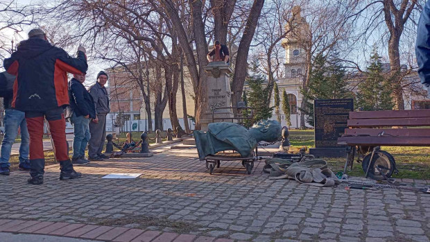 Започна поставянето на бюста на Граф Игнатиев в Градската градина