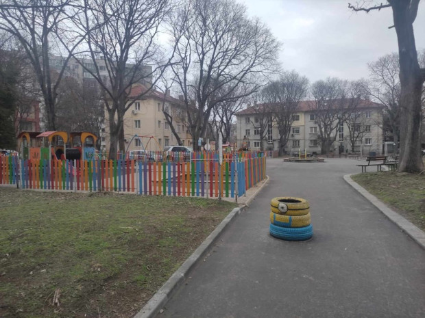 Повече от половин година детска площадка в района на ул