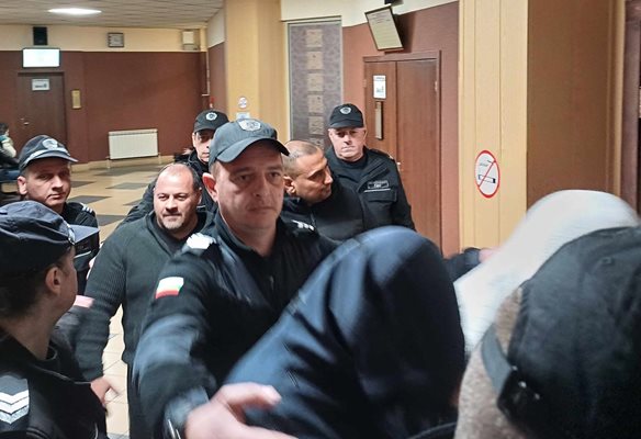 В Пловдивския окръжен съд бяха доведени под конвой четиримата задържани