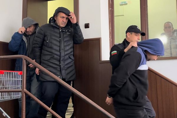 Под охрана в Пловдивския окръжен съд бяха доведени тримата мъже