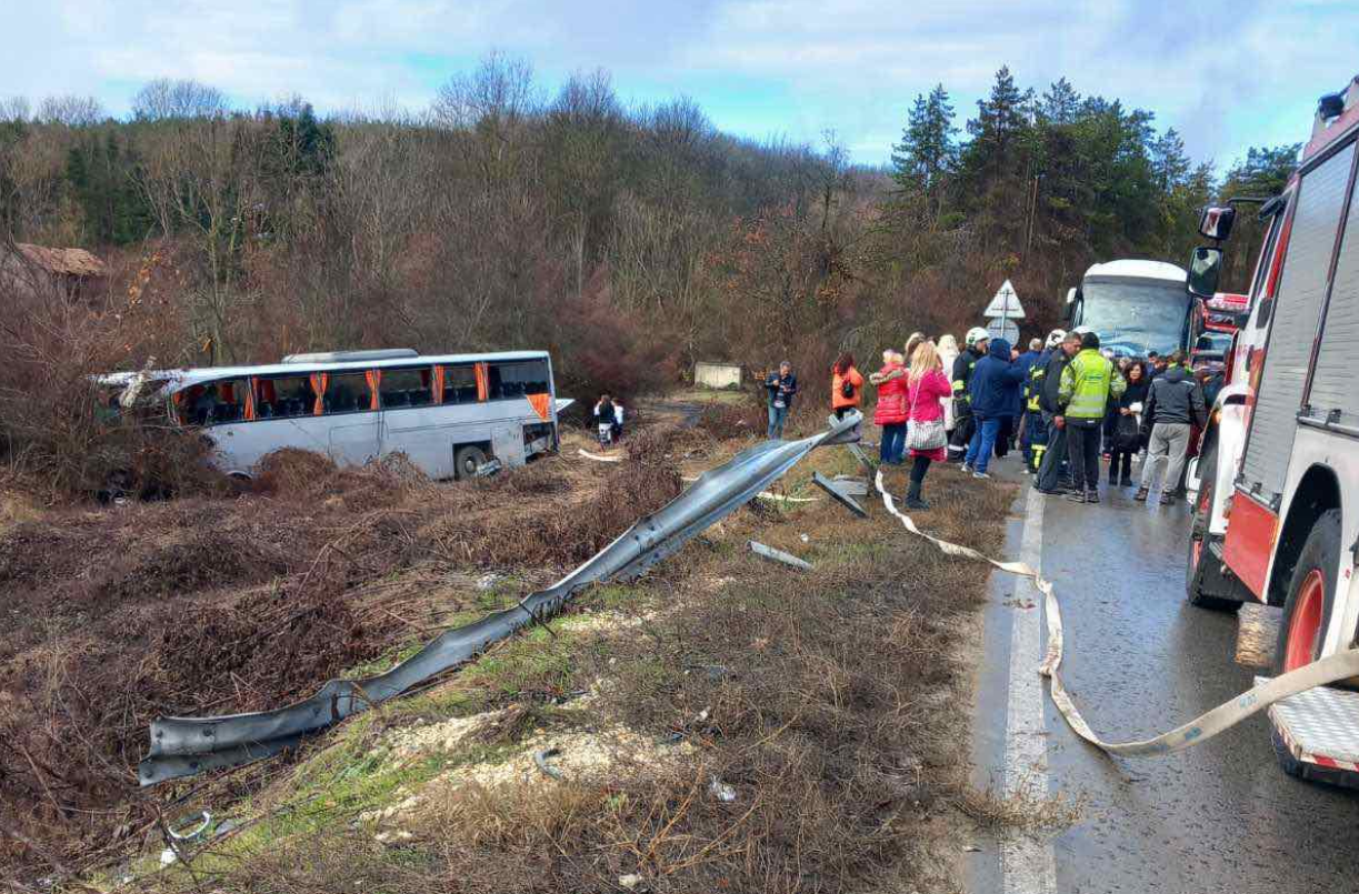 Автобус с туристи е катастрофирал на пътя Русе Бяла в района