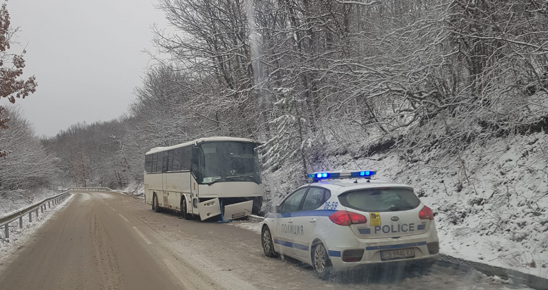Няколко коли са катастрофирали край ботевградското село Литаково, съобщава BulNews.