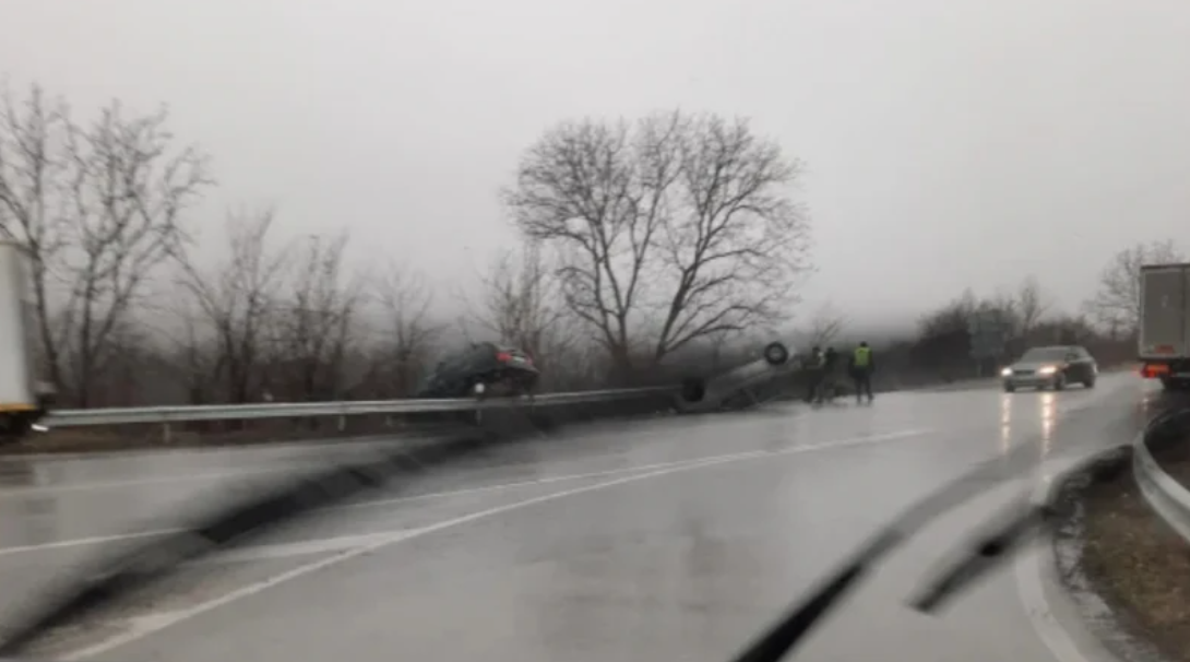 Три коли катастрофираха в рамките на минути по пътя София