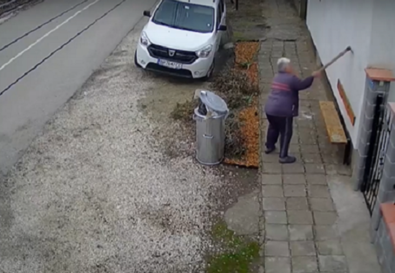 Възрастна жена напада с железни прътове и мотика съседите си