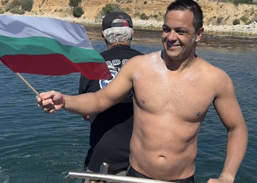 Единственият български състезател който участва в най трудните плувни маратони в