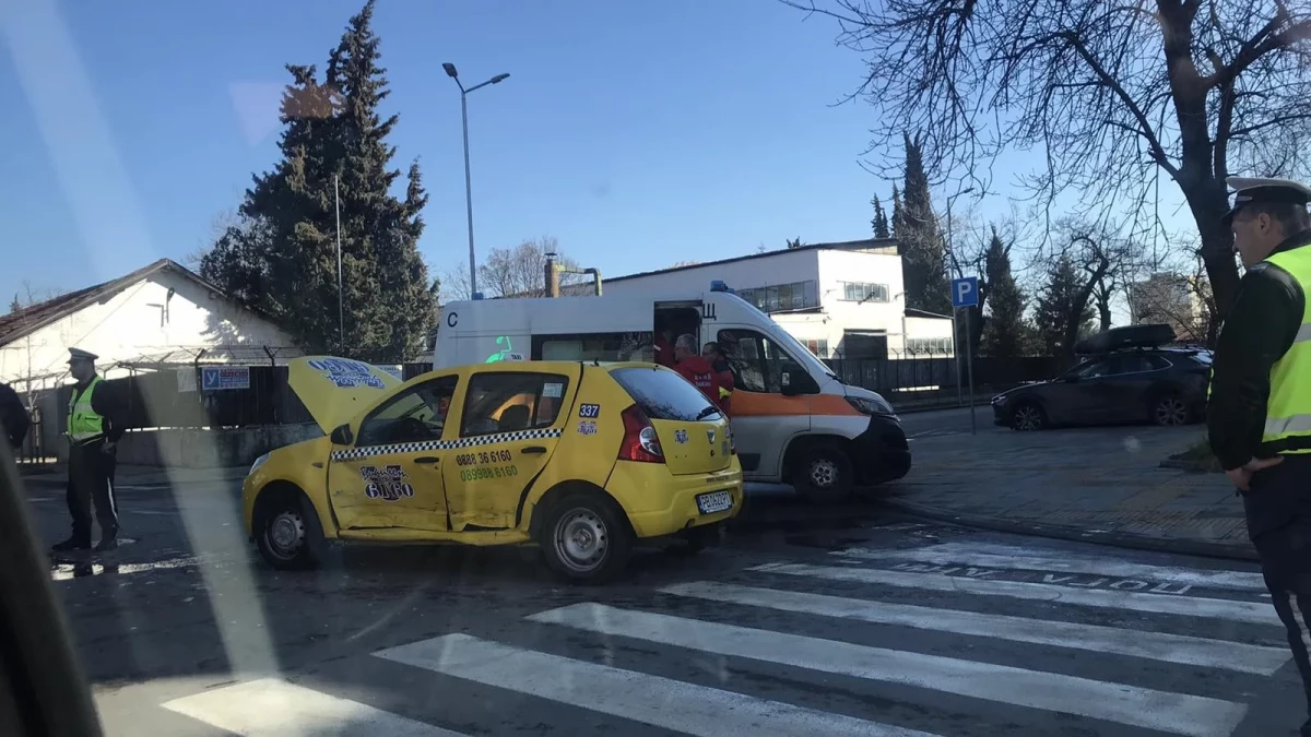Такси и друга кола се смачкаха при катастрофа в Пловдив