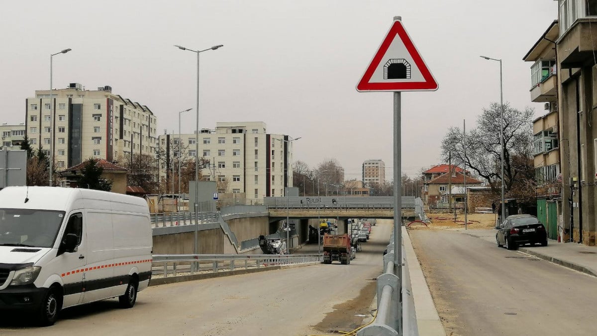 Пътни знаци започнаха да монтират в участъка на ул Царевец