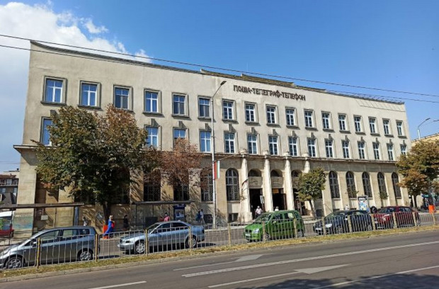 Част от фасадата на сградата на Централна поща във Варна