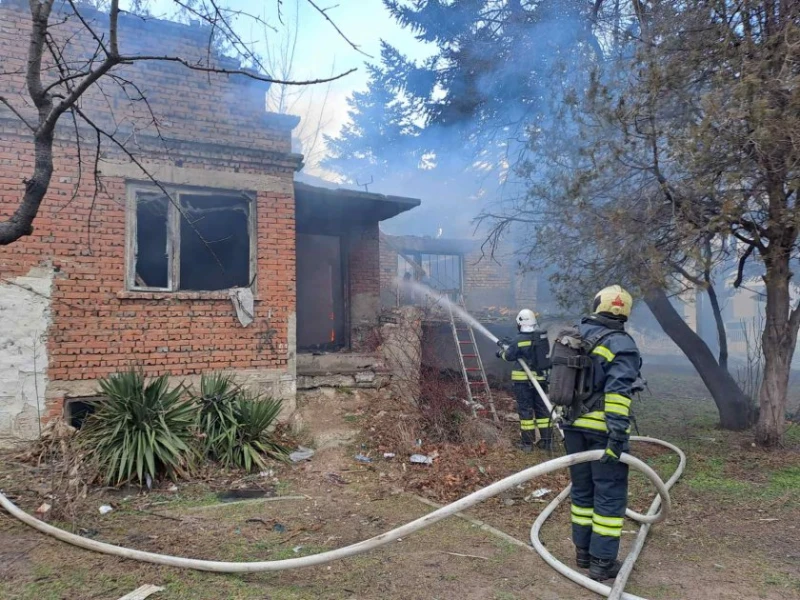 Стара къща горя във варненския квартал Чайка При инцидента няма