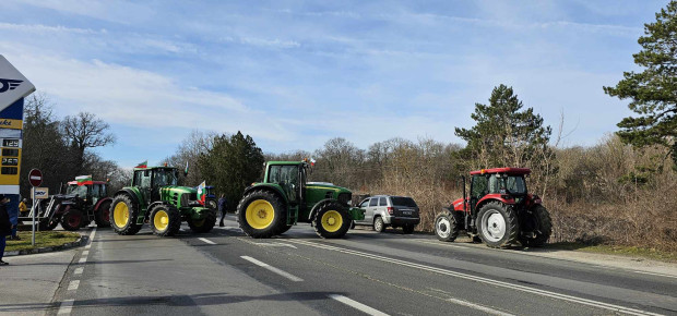 Земеделци отново протестират край Варна. Точно в 10:00 часа пътят