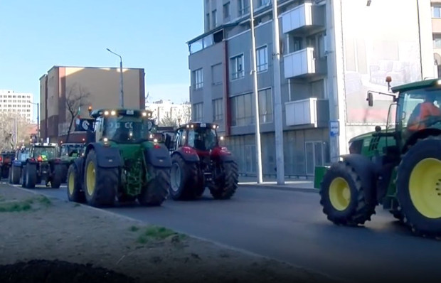 Протестиращи фермери навлязоха с тракторите си в Пловдив в ранния